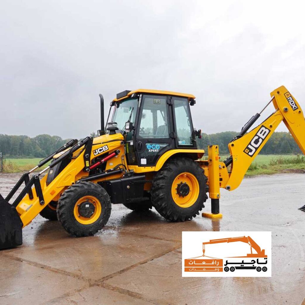 حفار JCB موديل 3CX واقف في موقع مفتوح في الرياض.