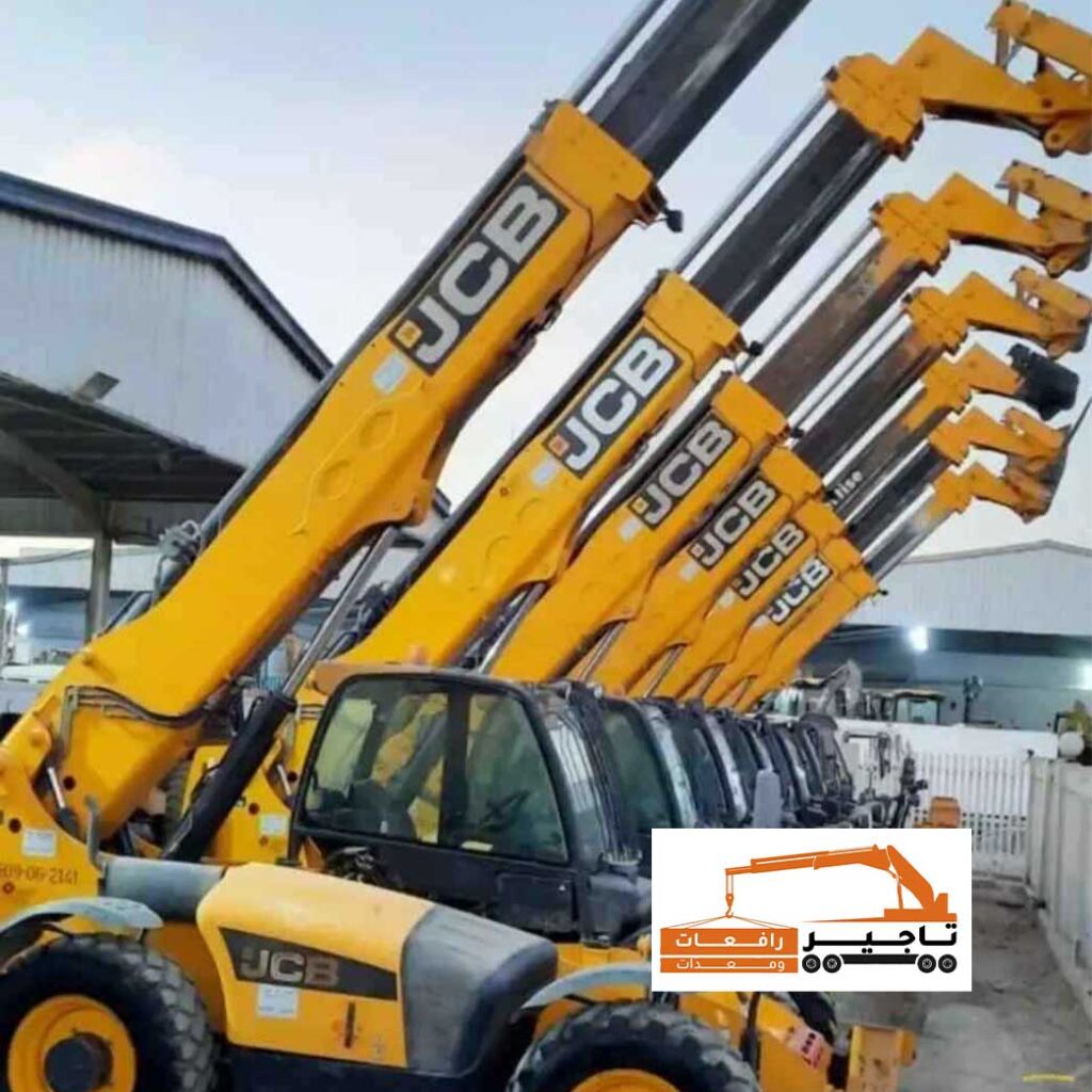 مجموعة من رافعات JCB التلسكوبية جاهزة للإيجار في مستودع بالرياض.