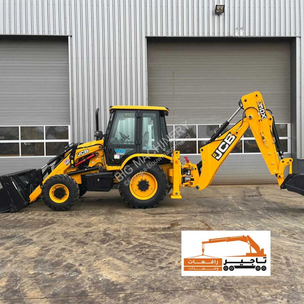 حفار JCB بجانب مستودع، جاهز للتشغيل في مدينة الرياض.