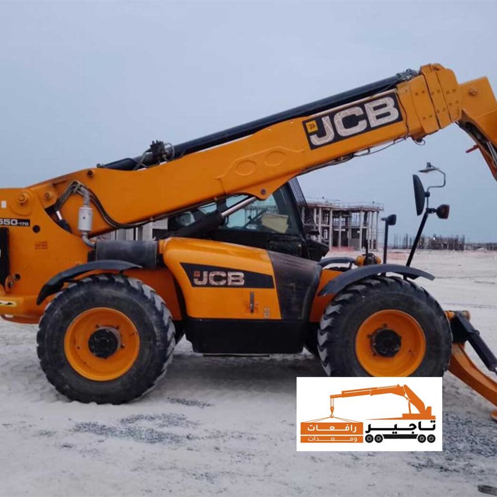 رافعة JCB تعمل في موقع رملي ضمن منطقة الدمام.