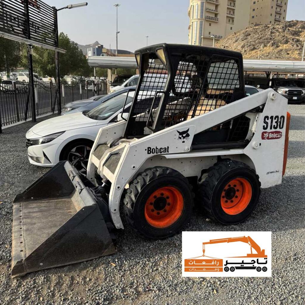 بوبكات أبيض في منطقة مواقف بمدينة مكة.