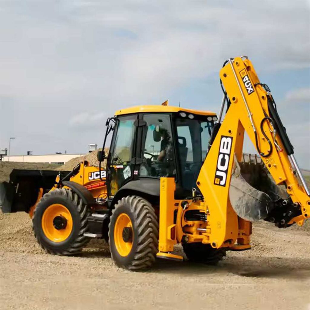 حفار JCB يعمل في موقع رملي مع رفع الحمولة.