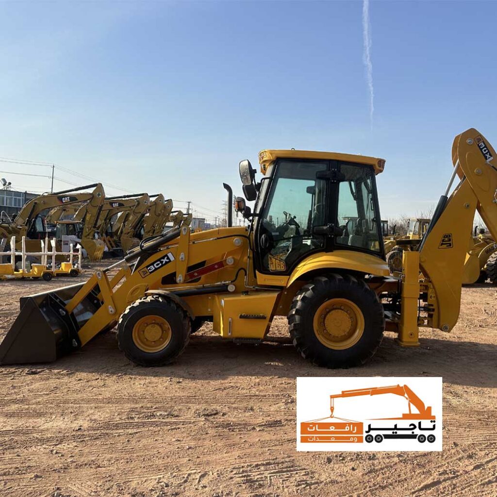 صف من حفارات JCB في ساحة تأجير بجدة.