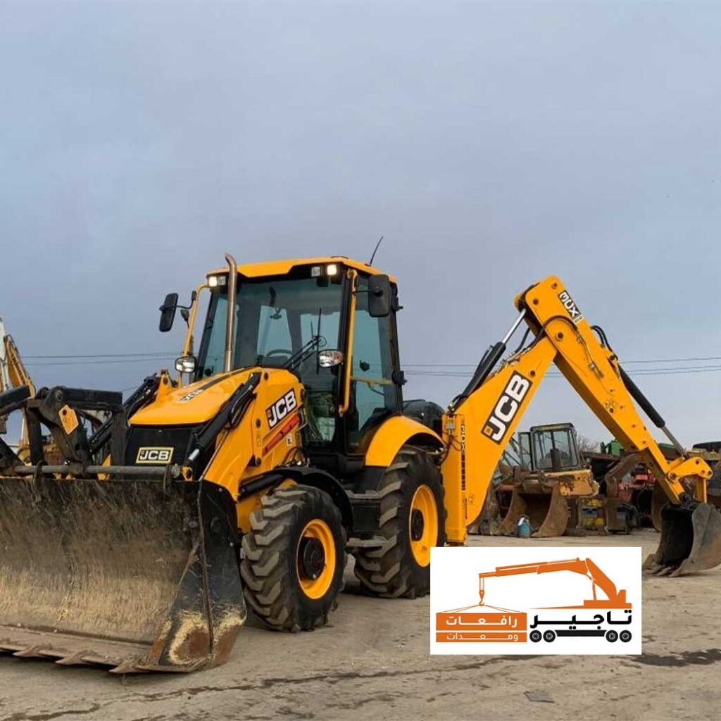 حفار JCB قوي أمام خلفية غائمة بمدينة الدمام.
