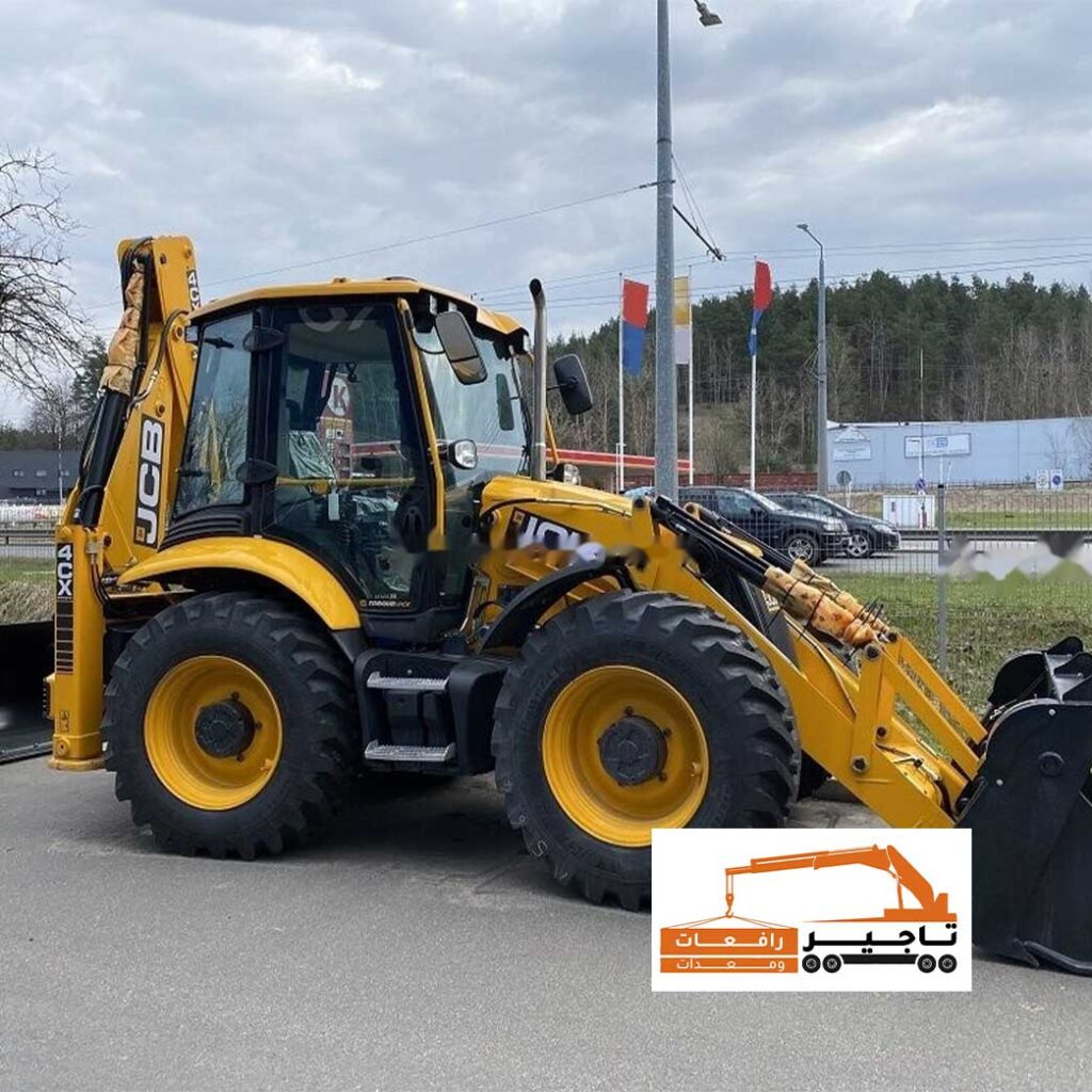 حفار JCB 4CX جديد في موقع بناء بالرياض.