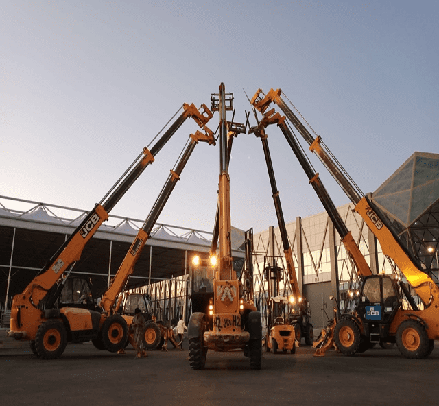 عدة رافعات تلسكوبية JCB مصطفة في موقع بالرياض.