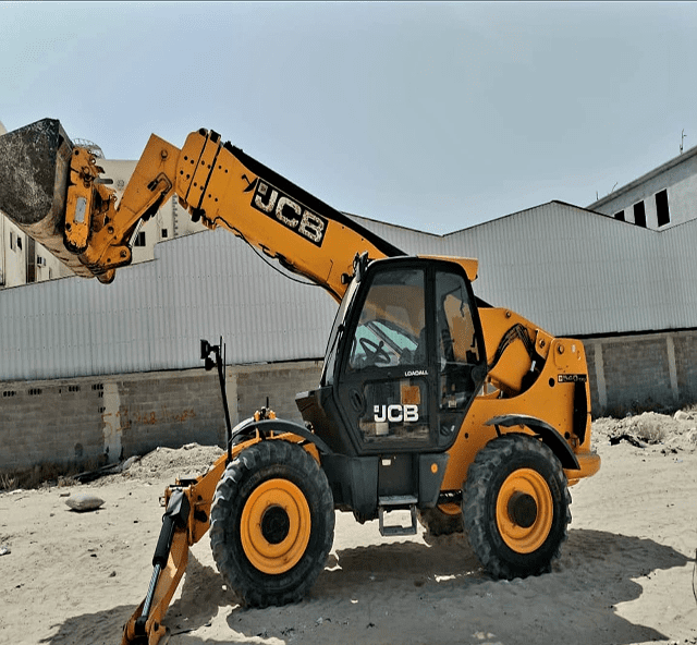 رافعة JCB تلسكوبية في موقع بناء بمدينة الرياض.