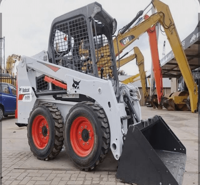 جرافة صغيرة Bobcat في ساحة معدات بالرياض.