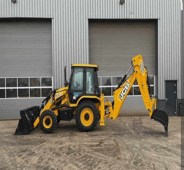حفارة خلفية JCB أمام أحد الورش في الرياض.