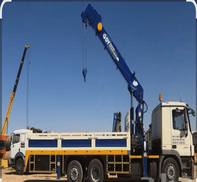 شاحنة DY كرين في موقع عمل بالرياض.