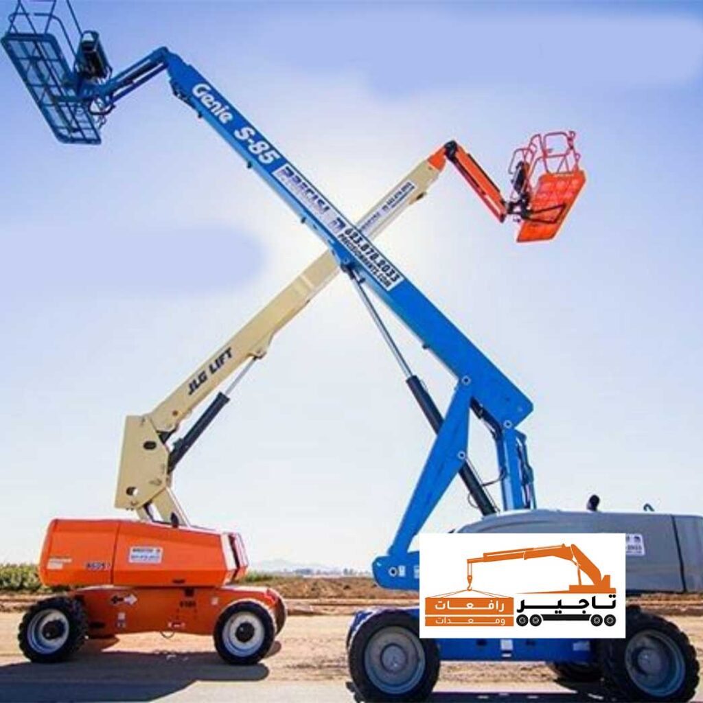 مان لفت Genie و JLG مرتفعين على خط الطريق.