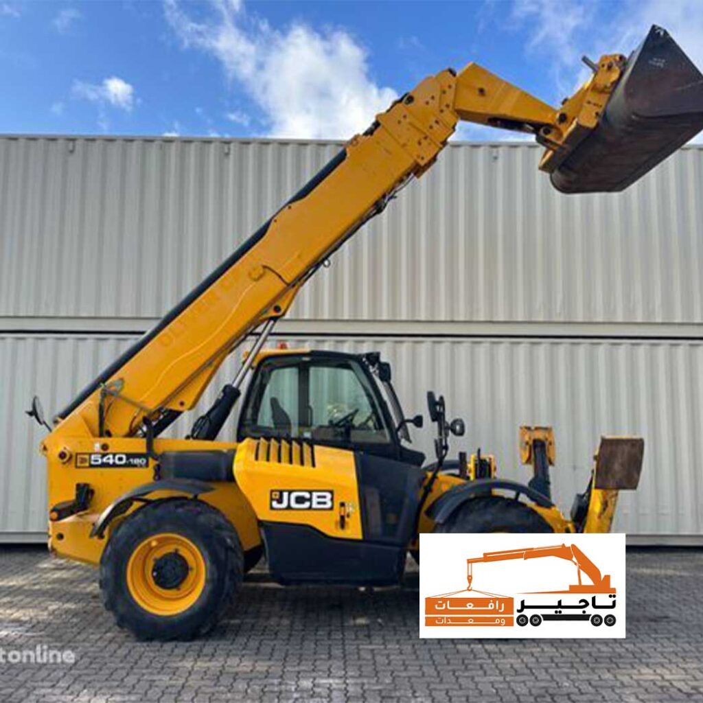 رافعة JCB مجهزة بدلو للتحميل في مشروع بنى تحتية.