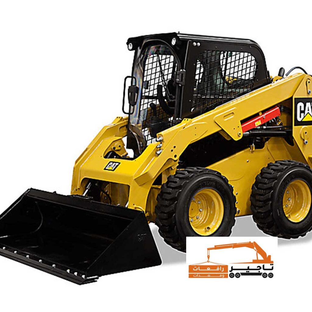 بوبكات CAT أصفر اللون في عرض هندسي.