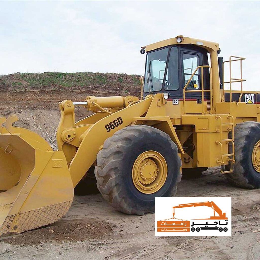 شيول كاتربيلر موديل 966D يعمل في موقع ترابي.