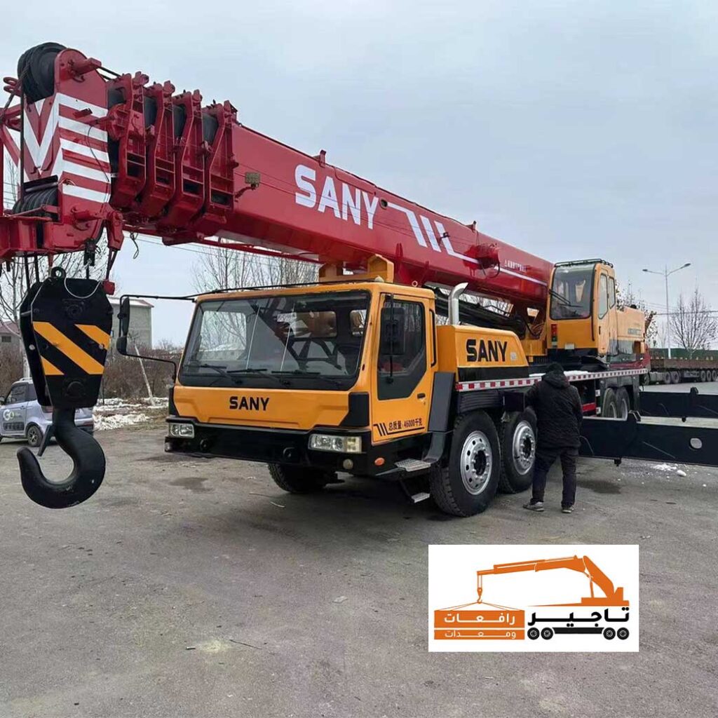 كرين SANY أحمر اللون يعمل في موقع بناء.