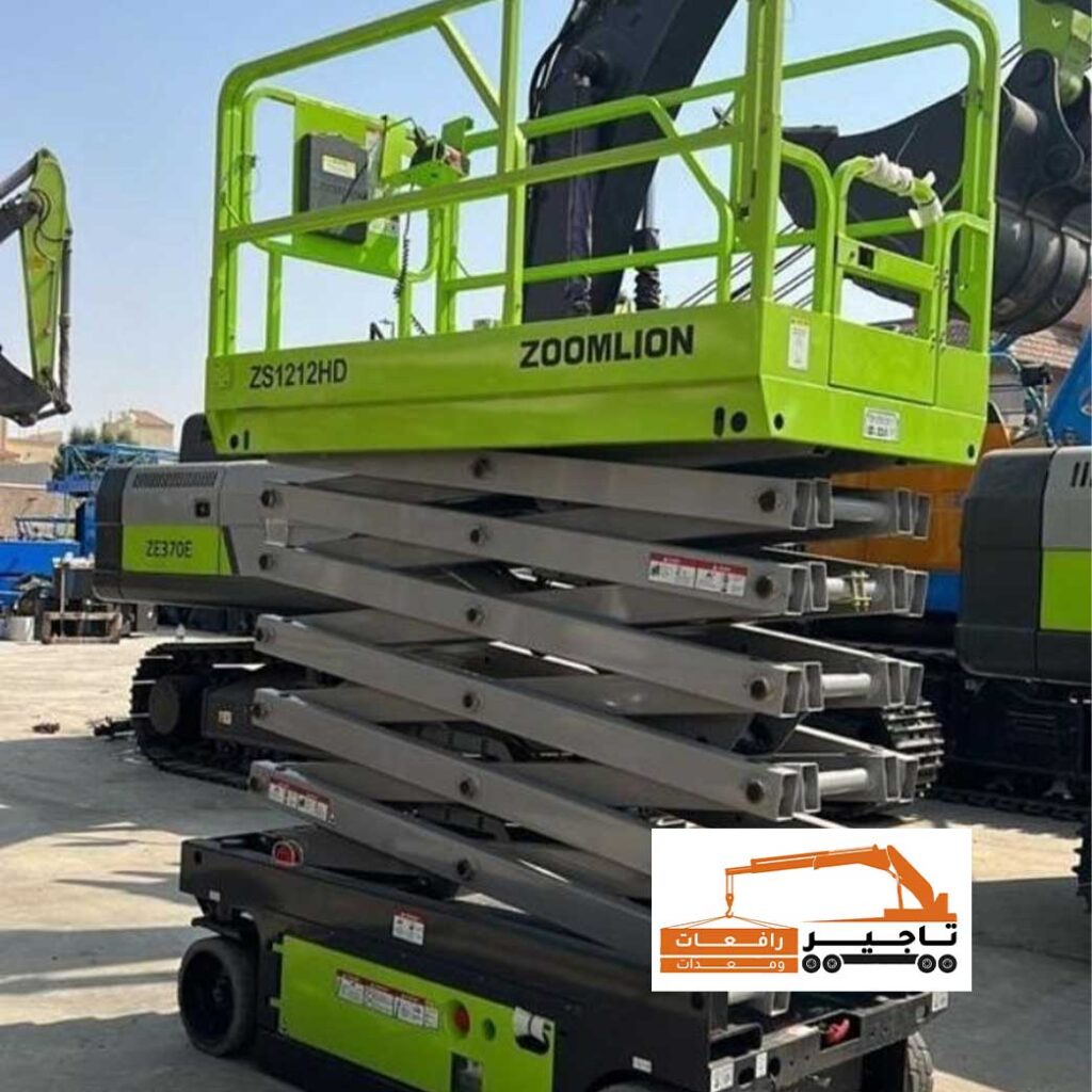 سيزر لفت أخضر من نوع ZOOMLION في موقع معدات.