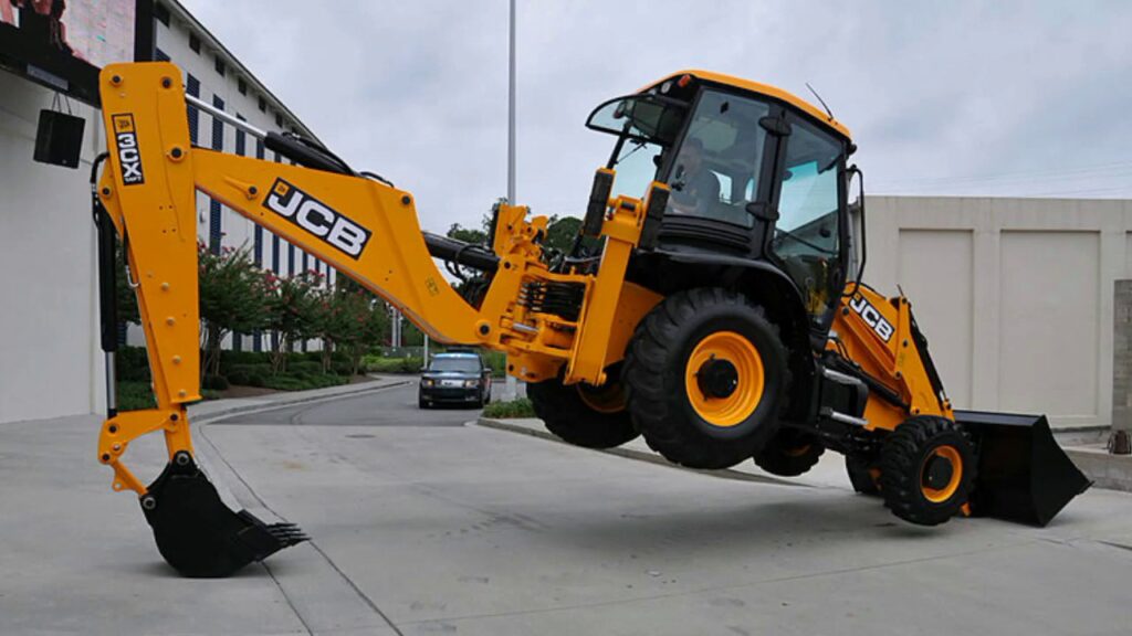 حفار JCB يرفع هيكله بواسطة الذراع الخلفية في عرض هندسي.